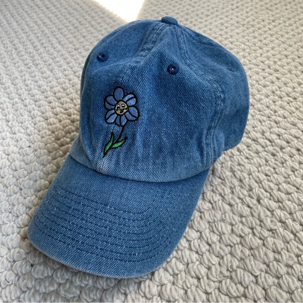 Cute denim cap with embroidered flower